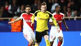 Marco Reus (giữa) sẽ quyết định chiến thắng cho Dortmund.
