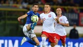 Tiền vệ Jorginho (trái, Italia) tranh bóng với Ba Lan
