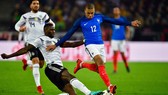 Kylian Mbappe (Pháp, bên phảoi) đi bóng qua trung vệ Rudiger (Đức)