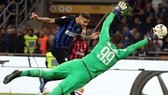 Mauro Icardi đánh đầu tung lưới Milan.
