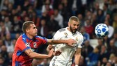 Karim Benzema (phải, Real Madrid) tranh bóng với hậu vệ Plzen