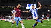 marko Arnautovic (trái, West Ham) đang chơi rất tốt ở Premier League.