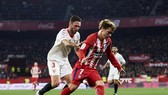 Antoine Griezmann (phải, Atletico) tranh bóng với Miguel Layun (Sevilla)
