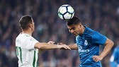 Casemiro (phải, Real Maderid) đánh đầu trước cầu thủ Betis.