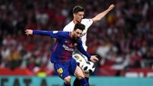 Lio Messi đi bóng qua hậu vệ Sevilla