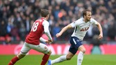 Harry Kane (phải, Tottenha) đi bóng trước Nacho Monreal (Arsenal)