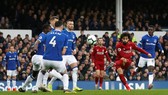 Mo Salah tung cú sút trước hàng thủ dày đặc của Everton.