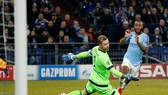 Raheem Sterling (phải) ghi bàn cho Man City trướcv Schalke