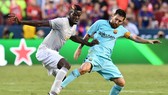 Lionel Messi (phải) tranh bóng với Paul Pogba (Man United)