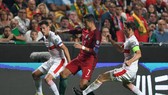 Ronaldo trong vòng vây các hậu vệ Thụy Sĩ