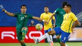 Gabriel Jesus uy hiếp khung thành Bolivia.