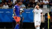 Lionel Messi thất vọng rời sân