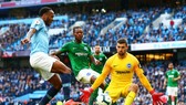 Raheem Sterling uy hiếp khung thành Matt Ryan (Brighton)