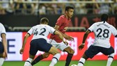 Mason Greenwood đi bóng trước hàng thủ đối phương