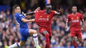 Cesar Azpilicuet kéo ngã Sadio Mane