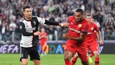 Ronaldo đi bóng qua hậu vệ Leverkusen