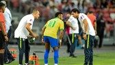 Neymar dính chấn tbui7ng ở Singapore