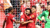 Firmino mừng bàn thắng của Salah.