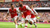 Ceballos mừng bàn thắng cùng Alexandre Lacazette .
