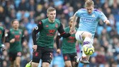Kevin De Bruyne (phải, Manchester City) đi bóng qua hậu vệ Aston Villa