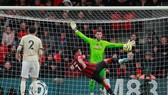 Joshua King ghi bàn thắng đẹp trước De Gea