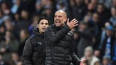 Pep Guardiola lồng lộn trên đường pitch