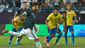 Messi cũng đá phạt đền theo kiểu "nhảy cóc" như Jorginho.