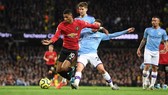 Marsuc Rashford tranh bóng với Bernardo Silva