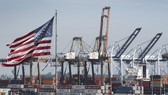 Hàng hóa từ Trung Quốc và các nước châu Á khác chờ bốc dỡ tại Cảng Los Angeles, bang California, Mỹ. (Ảnh: AFP/TTXVN)