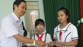 Ông Trần Văn Phong, Trưởng Văn phòng đại diện báo SGGP khu vực Đông Nam bộ tặng học bổng cho học sinh