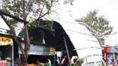 Mưa bão, giông gió làm nhà dân ở quận Thủ Đức, TPHCM bị tốc mái cuốn bay. Ảnh: KIỀU PHONG