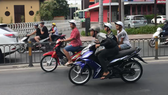 Một "quái xế" đang rạp người vít ga chạy với tốc độ cao ở làn đường ô tô đường Kinh Dương Vương. Ảnh: KIỀU PHONG