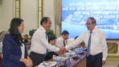 Bí thư Thành ủy TPHCM Nguyễn Thiện Nhân gặp gỡ các đại biểu tại hội nghị. Ảnh: DŨNG PHƯƠNG