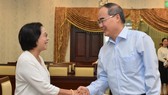 Bí thư Thành ủy TPHCM Nguyễn Thiện Nhân trao đổi cùng các đồng chí cán bộ cao cấp nghỉ hưu. Ảnh: VIỆT DŨNG