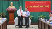 Đồng chí Nguyễn Thiện Nhân trao quyết định điều động Phó Bí thư, Chủ tịch UBND quận Gò Vấp Lê Hoàng Hà, giữ chức Bí thư Quận ủy quận Tân Bình. Ảnh: KIỀU PHONG