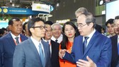 Đồng chí Nguyễn Thiện Nhân trao đổi với Phó Thủ tướng Vũ Đức Đam. Ảnh: HOÀNG HÙNG