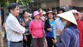 Ông Lê Thanh Bình (bìa trái) lúc còn là Phó Chủ tịch UBND quận Tân Bình đang lắng nghe ý kiến của tiểu thương chợ Tân Trụ (phường 15) khi quận xử lý lấn chiếm vỉa hè, lòng đường. Ảnh: KIỀU PHONG