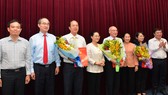Các đồng chí lãnh đạo TPHCM chúc mừng các đồng chí nhận quyết định Thường vụ Thành uỷ. Ảnh:VIỆT DŨNG