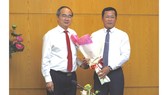 Bí thư Thành ủy TPHCM Nguyễn Thiện Nhân trao quyết định điều động chỉ định Bí thư Quận ủy quận 4 giữ chức Bí thư Quận ủy quận 12. Ảnh: KIỀU PHONG