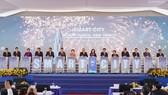Thủ tướng Chính phủ Nguyễn Xuân Phúc cùng lãnh đạo các bộ, ban, ngành trung ương và Hà Nội nhấn nút khởi công dự án