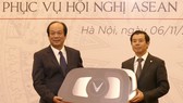 Bộ trưởng,Chủ nhiệm Văn phòng Chính phủ, Phó Chủ tịch Ủy ban Quốc gia ASEAN 2020 Mai Tiến Dũng nhận biểu trưng chìa khoá xe VinFast từ ông Nguyễn Việt Quang, Phó Chủ tịch kiêm Tổng giám đốc Tập đoàn Vingroup