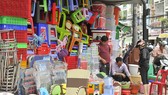 Mua bán tại một hộ kinh doanh ở quận 6, TPHCM. Ảnh: THÀNH TRÍ