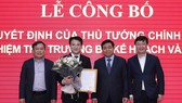 Bộ trưởng Nguyễn Chí Dũng trao quyết định và cùng lãnh đạo Bộ Kế hoạch và Đầu tư chúc mừng tân Thứ trưởng Trần Quốc Phương 