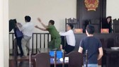 Hình ảnh ông Hiền lao vào tấn công kiểm sát viên khi HĐXX vừa tuyên án