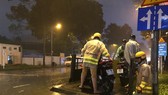 Hình ảnh CSGT giúp dân đưa xe vượt điểm ngập trong cơn bão số 9 ở trung tâm TPHCM. Ảnh: ĐAN NGUYÊN
