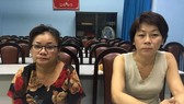Đối tượng Huyền và Chi (từ trái qua phải) tại cơ quan công an. Ảnh: CHÍ THẠCH
