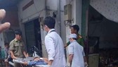 Người chồng được đưa đi cấp cứu. Ảnh: L.T