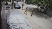 Hình ảnh ghi nhận nhóm "giang hồ" cầm hung khí.