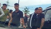 Nhóm giang hồ chặn vây xe công an ở tỉnh Đồng Nai. Ảnh: N.Y.