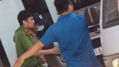 Công an đưa thẩm phán Nguyễn Hải Nam tới trụ sở để khám xét